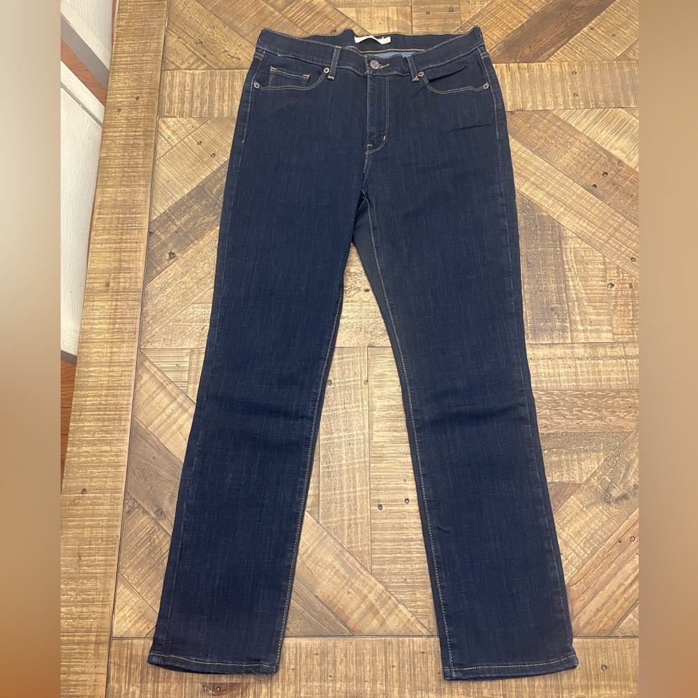 Levi's women's straight leg jeans in a dark blue wash size 8